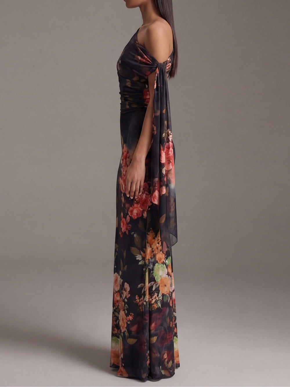 Robe maxi noire à une épaule imprimée et plissée en chiffon