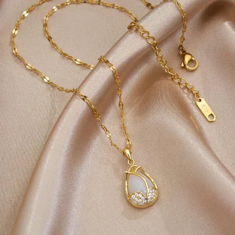 ROSA | Collier pendentif élégant cristal rose et doré