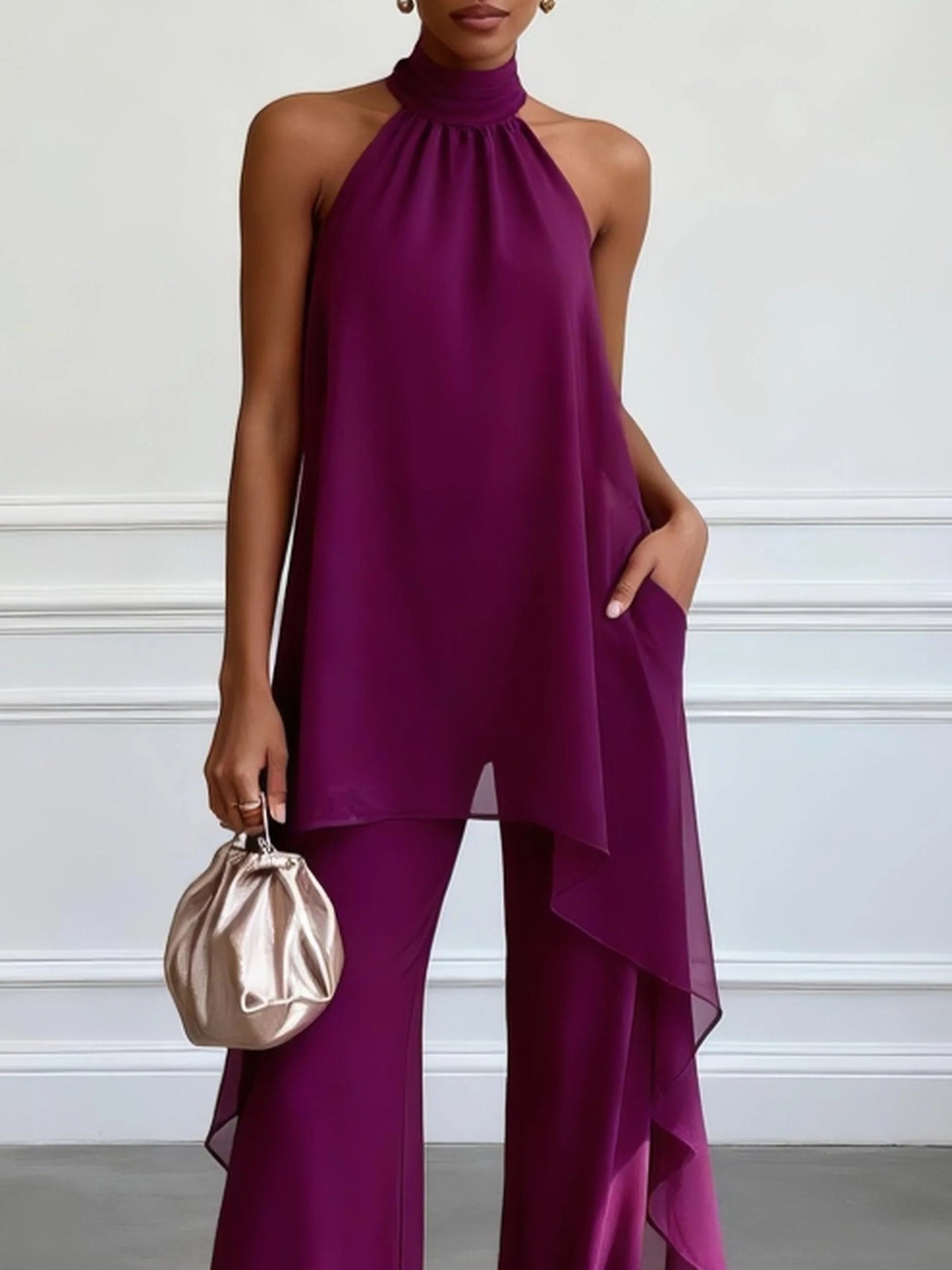 Ensemble deux pièces violet comprenant un haut sans manches à col halter élégant et un pantalon.