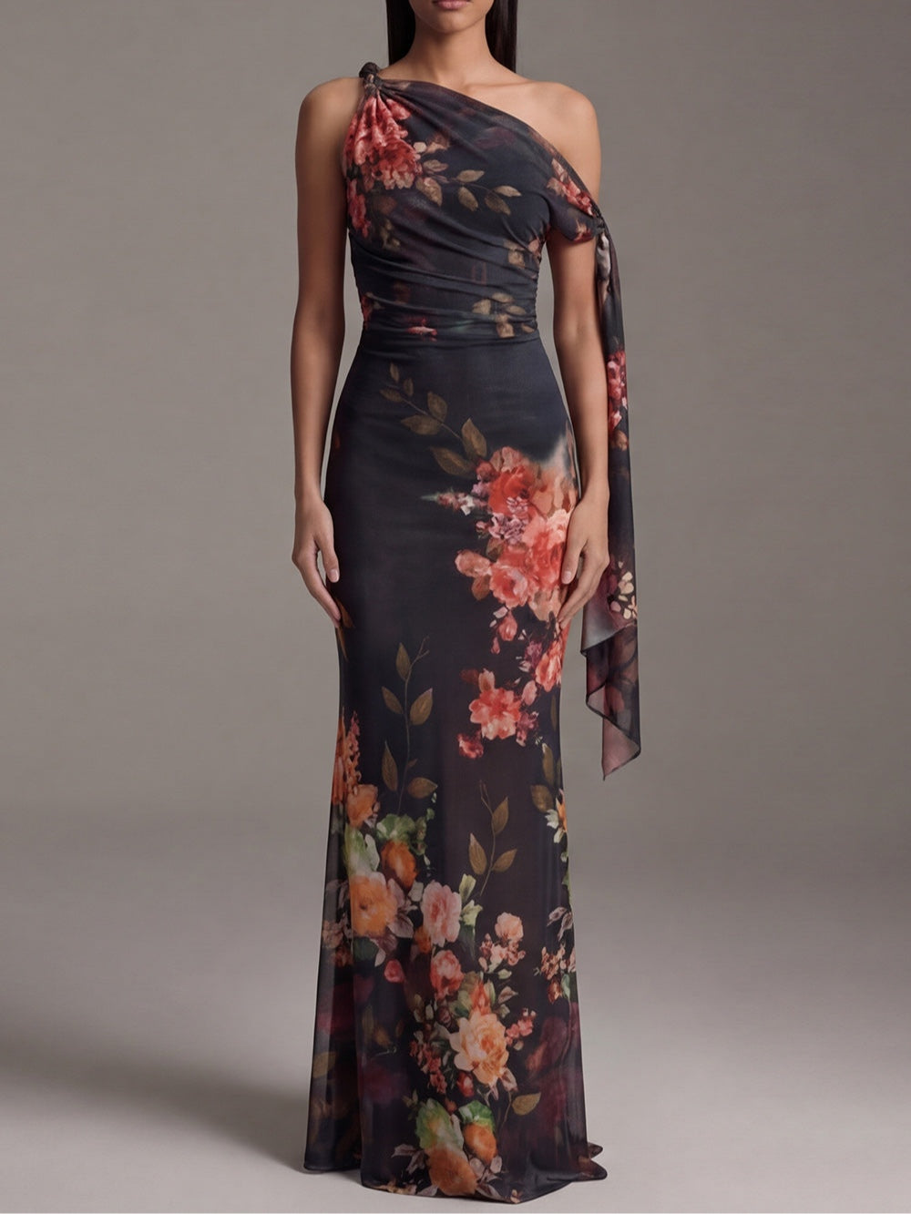 Robe maxi noire à une épaule imprimée et plissée en chiffon