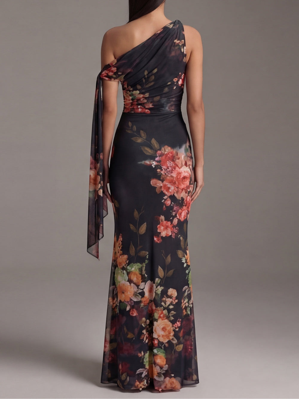 Robe maxi noire à une épaule imprimée et plissée en chiffon