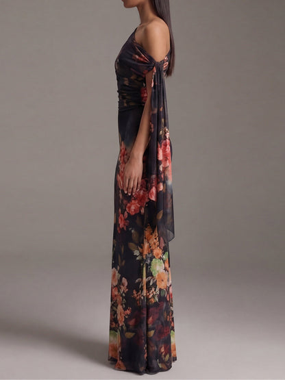 Robe maxi noire à une épaule imprimée et plissée en chiffon