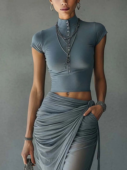 Ensemble T-shirt court bleu et jupe drapée en résille transparente