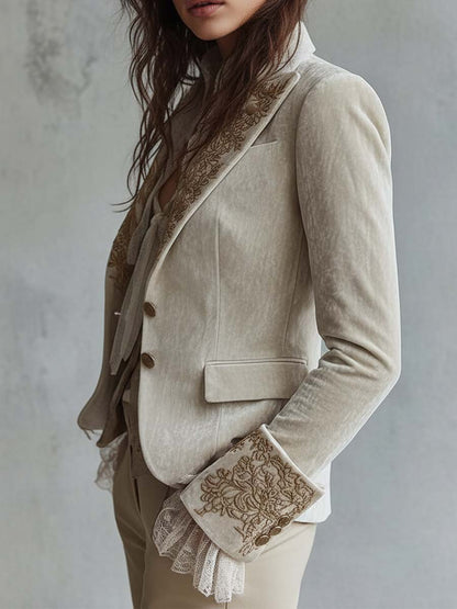 Blazer en Velours Ivoire à Broderie Florale Dorée — Édition Grâce