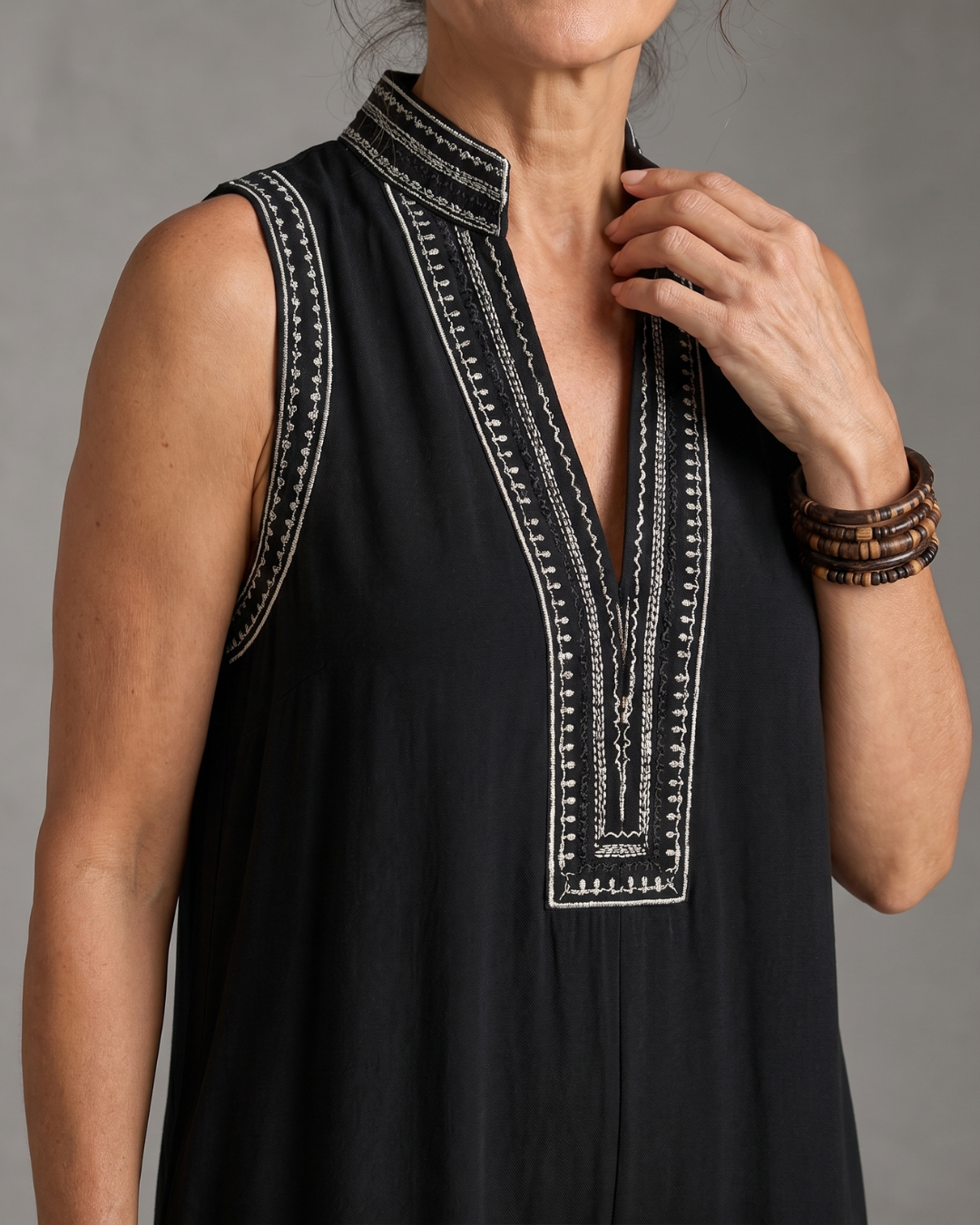 Velmira | Combinaison sans manches à col en V brodé et jambes larges