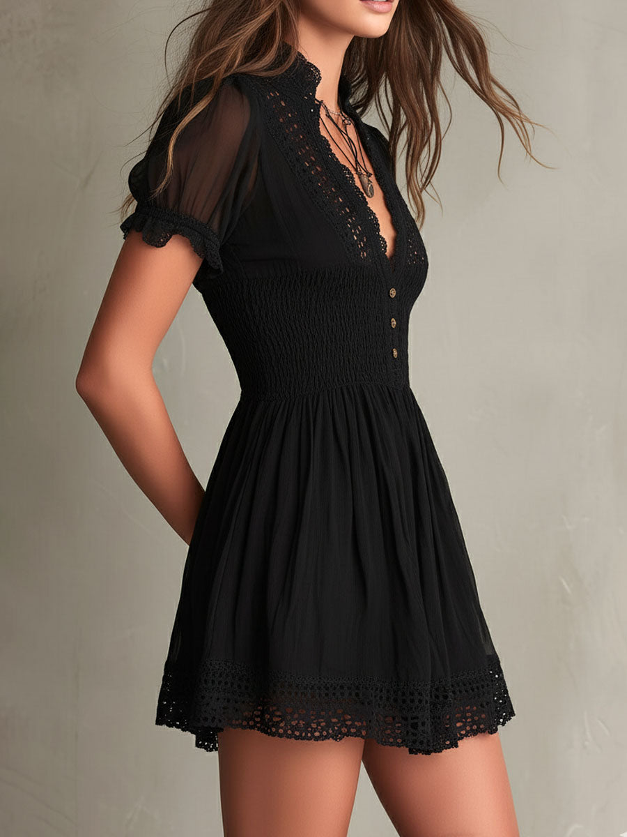 Robe courte noire smockée à bordure en dentelle Classic Muse