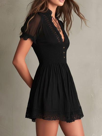 Robe courte noire smockée à bordure en dentelle Classic Muse