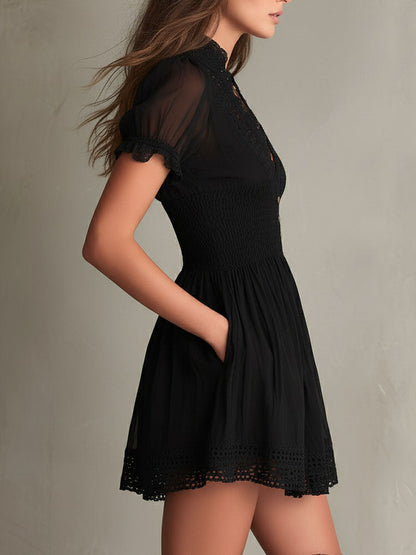 Robe courte noire smockée à bordure en dentelle Classic Muse