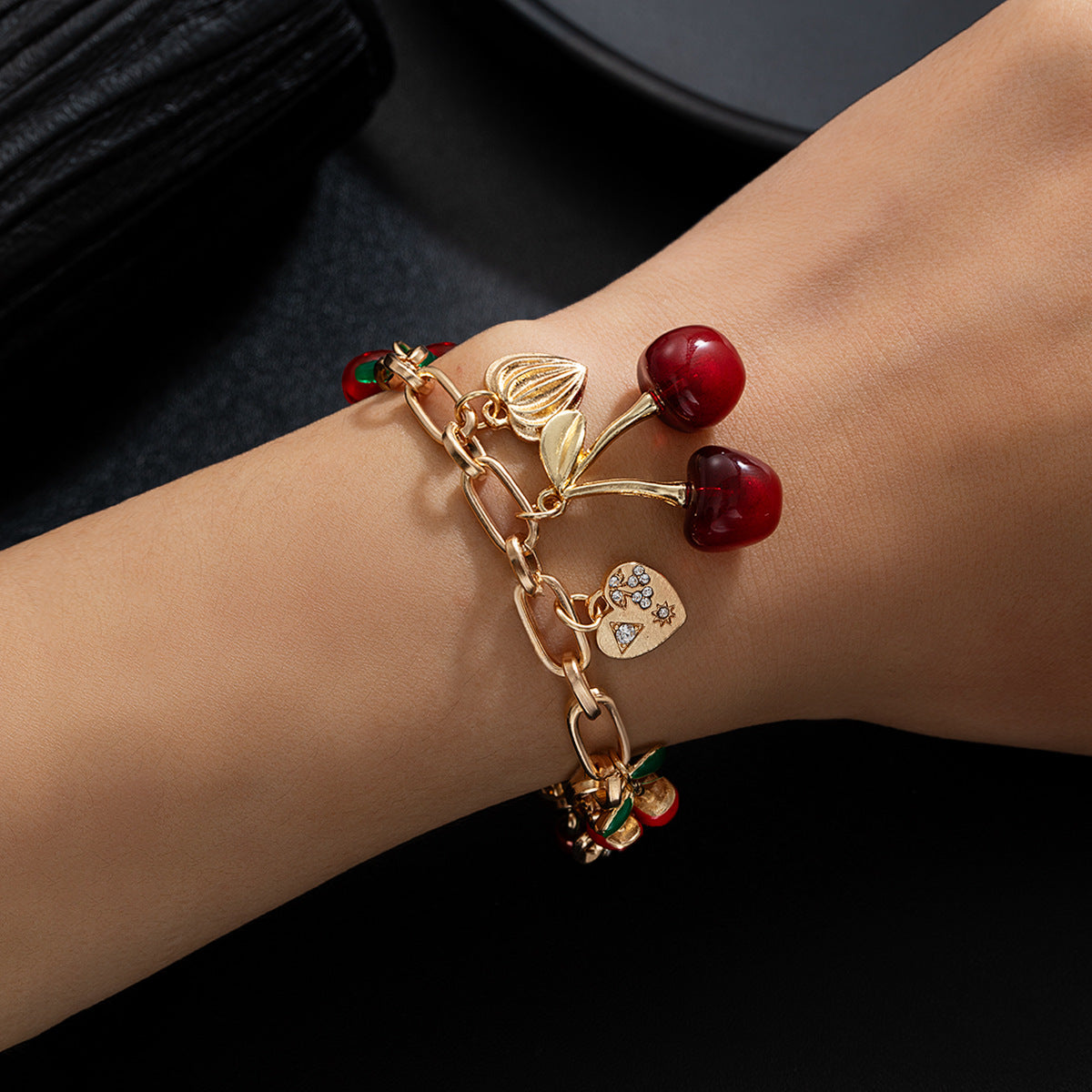 Bracelet à breloques rouge cerise