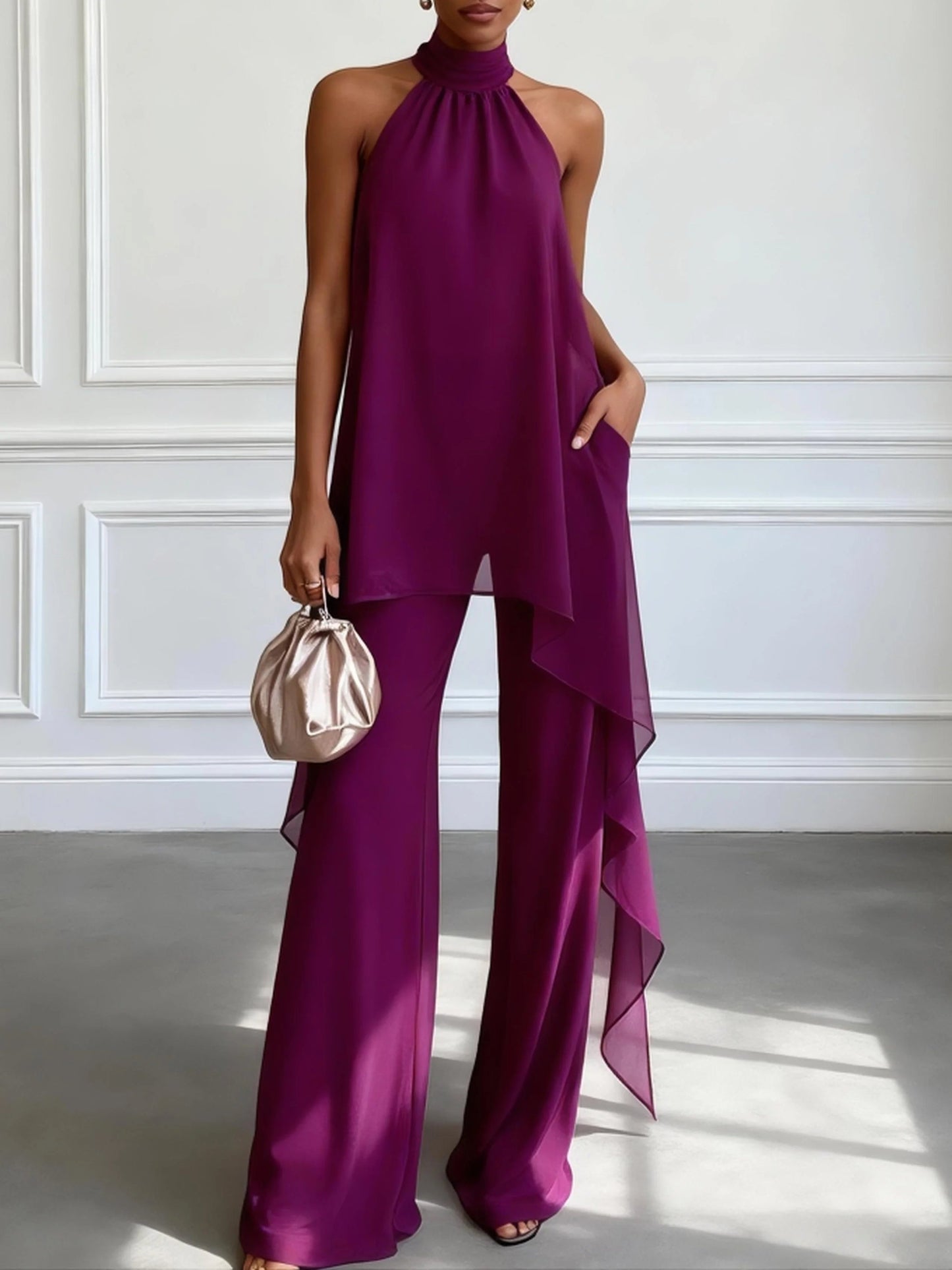 Ensemble deux pièces violet comprenant un haut sans manches à col halter élégant et un pantalon.