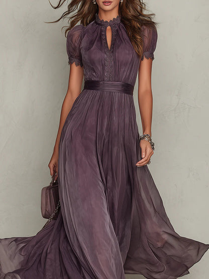 Robe maxi violette en chiffon avec encolure en clé et bordure en dentelle