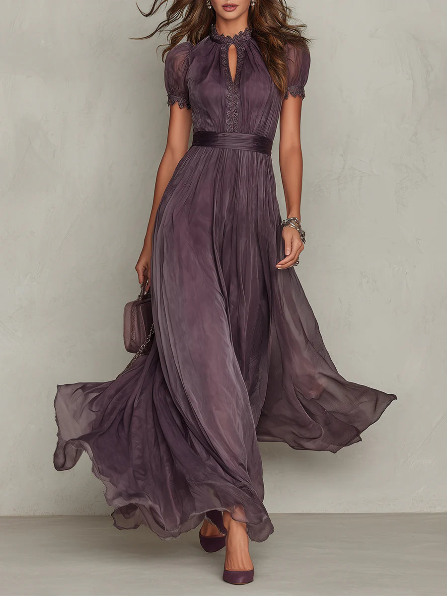 Robe maxi violette en chiffon avec encolure en clé et bordure en dentelle
