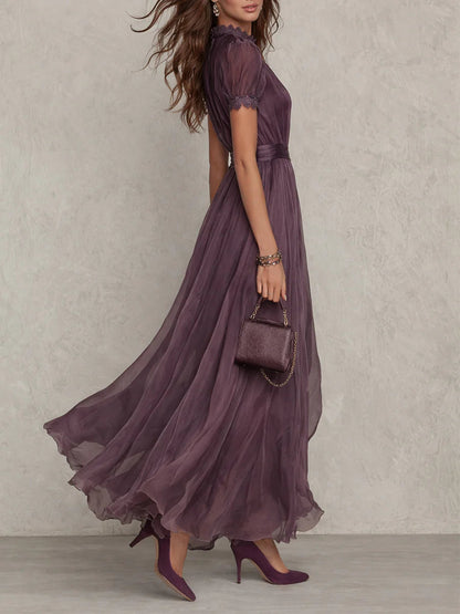 Robe maxi violette en chiffon avec encolure en clé et bordure en dentelle