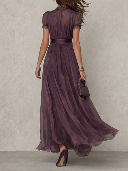 Robe maxi violette en chiffon avec encolure en clé et bordure en dentelle
