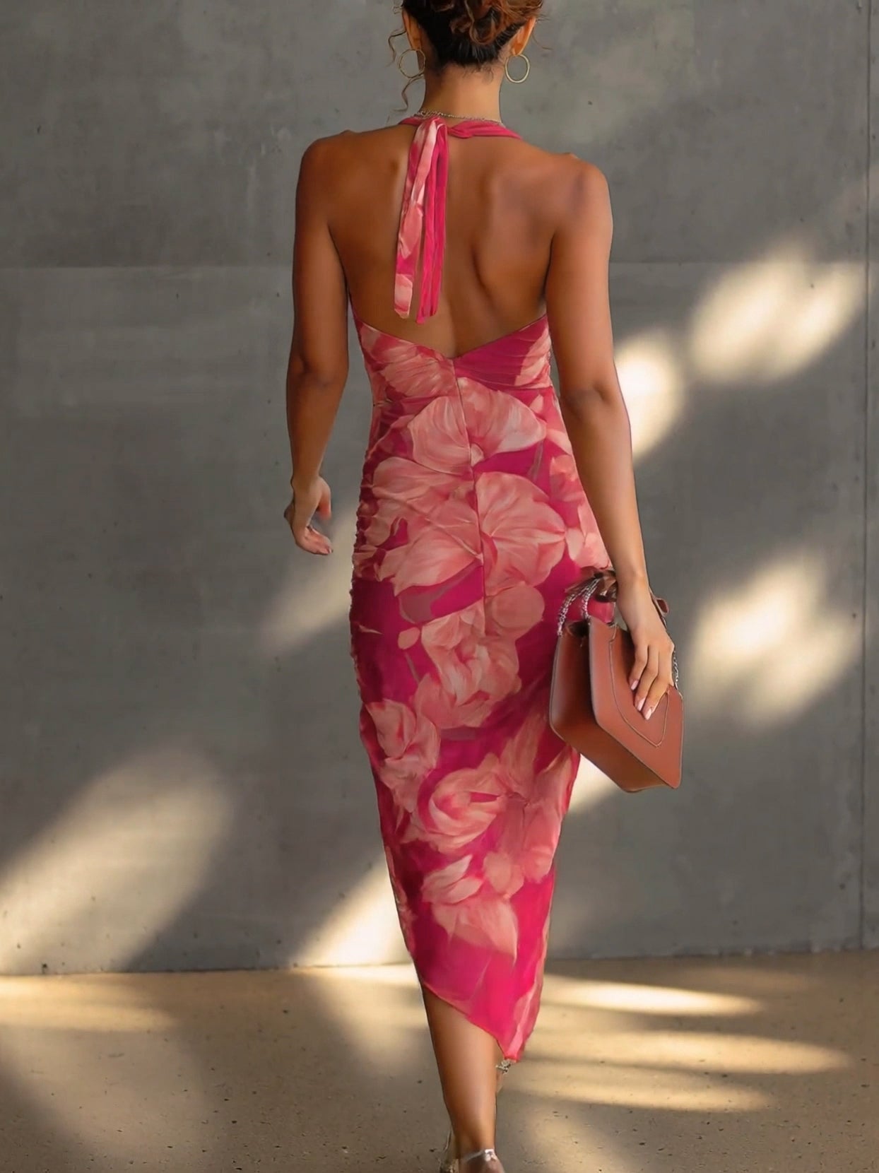 Robe moulante fuchsia à imprimé floral sans manches, froncée et fendue sur le côté