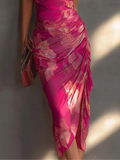 Robe moulante fuchsia à imprimé floral sans manches, froncée et fendue sur le côté