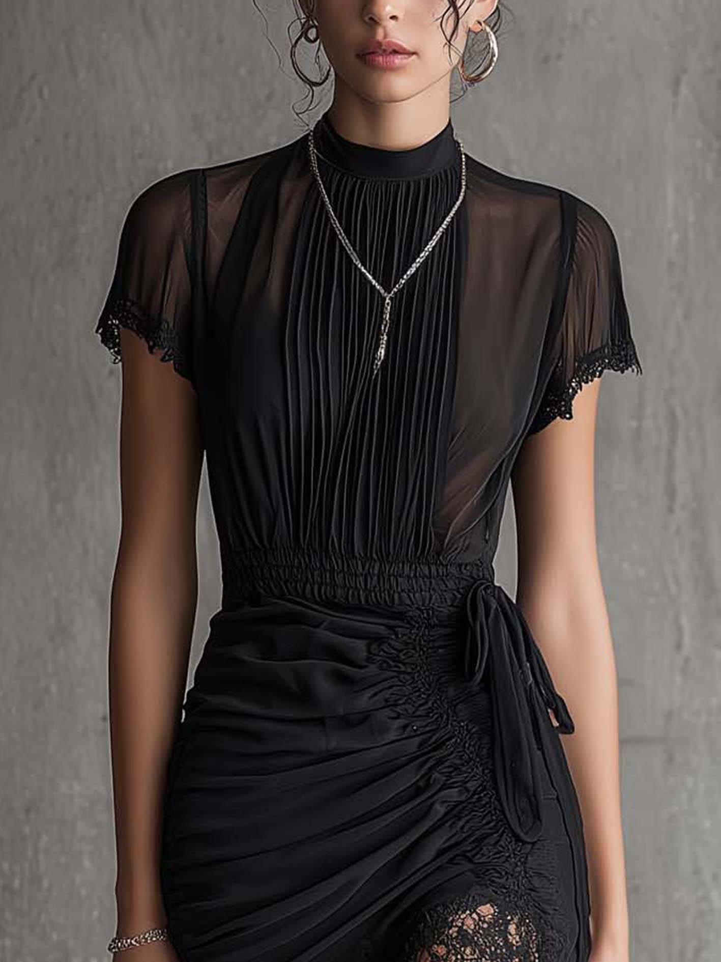 Robe mini en chiffon noir à taille plissée et bordée de dentelle