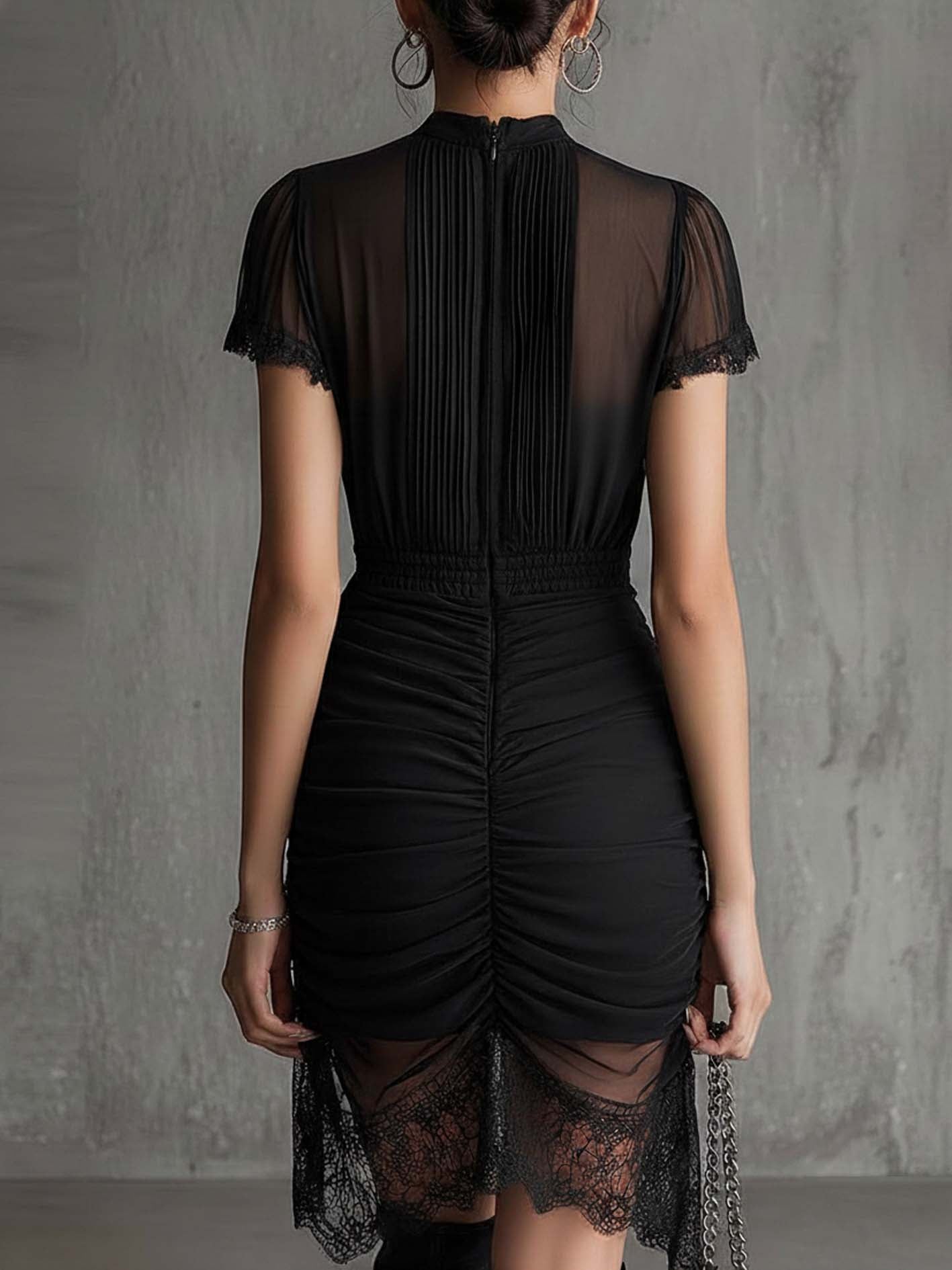 Robe mini en chiffon noir à taille plissée et bordée de dentelle