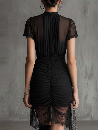 Robe mini en chiffon noir à taille plissée et bordée de dentelle