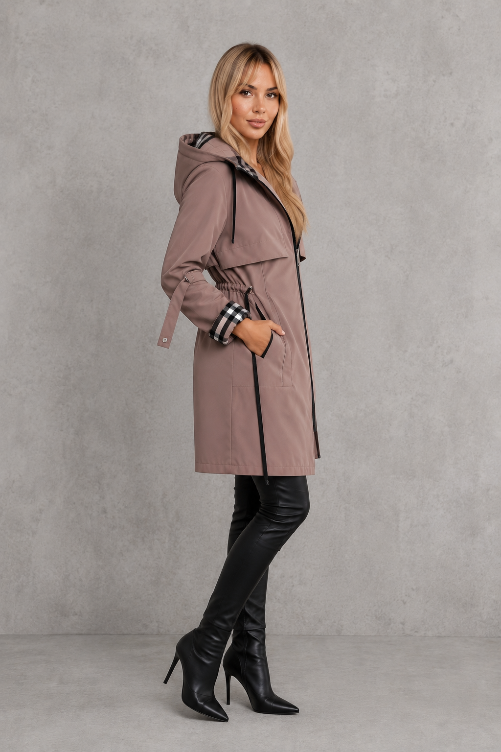 Veste de pluie légère à capuche et détails à carreaux