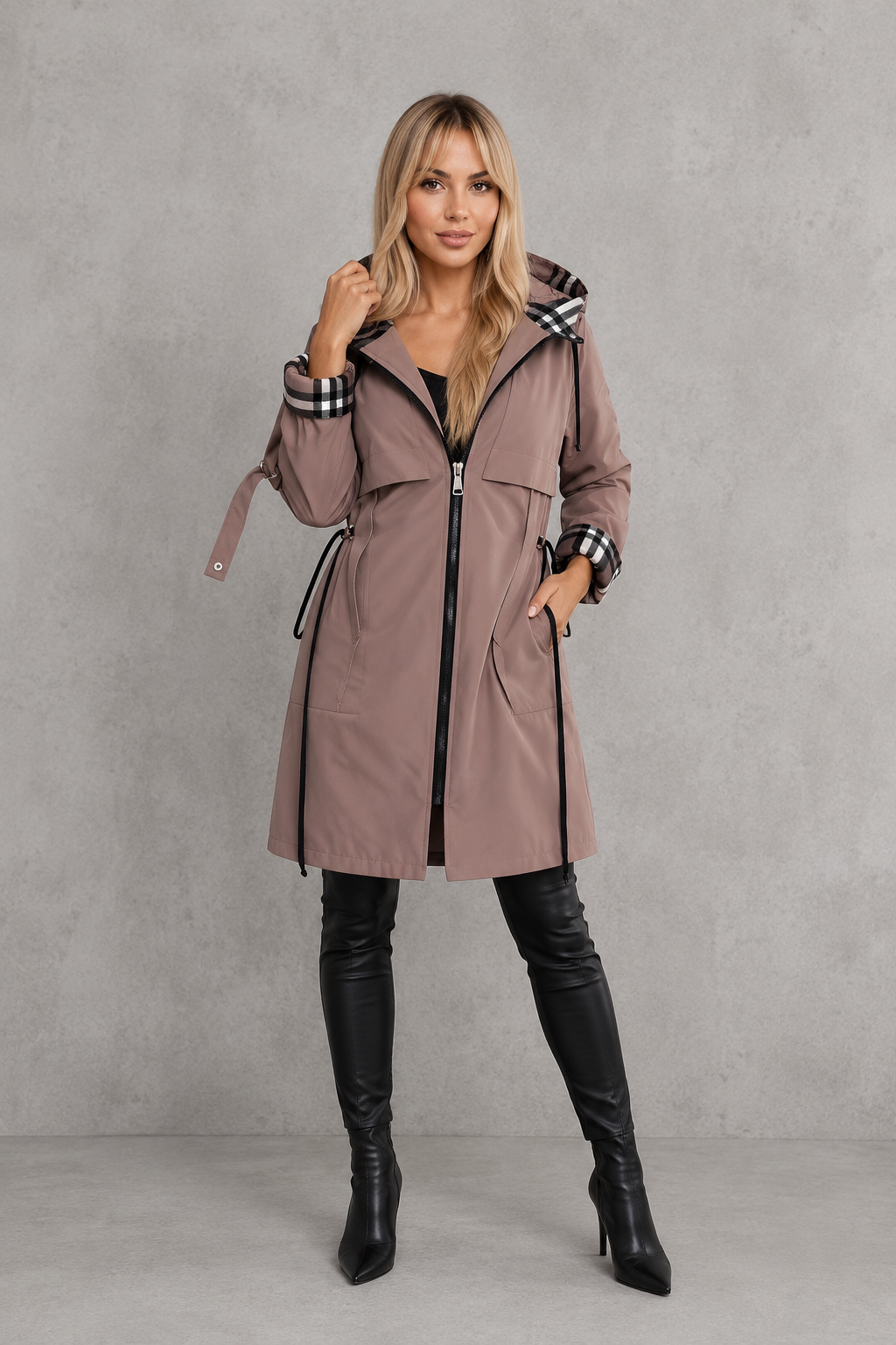 Veste de pluie légère à capuche et détails à carreaux