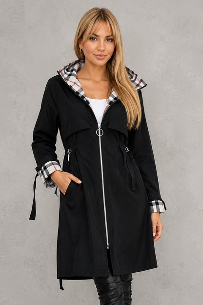 Veste de pluie légère à capuche et détails à carreaux