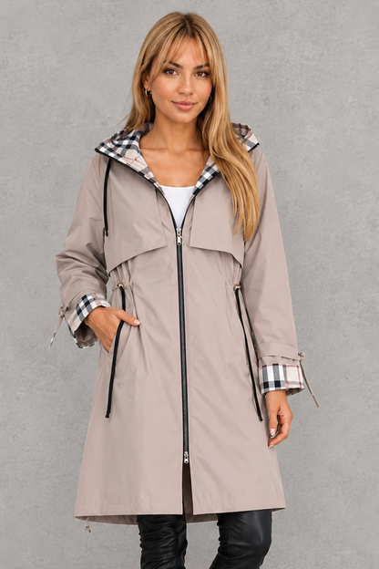 Veste de pluie légère à capuche et détails à carreaux